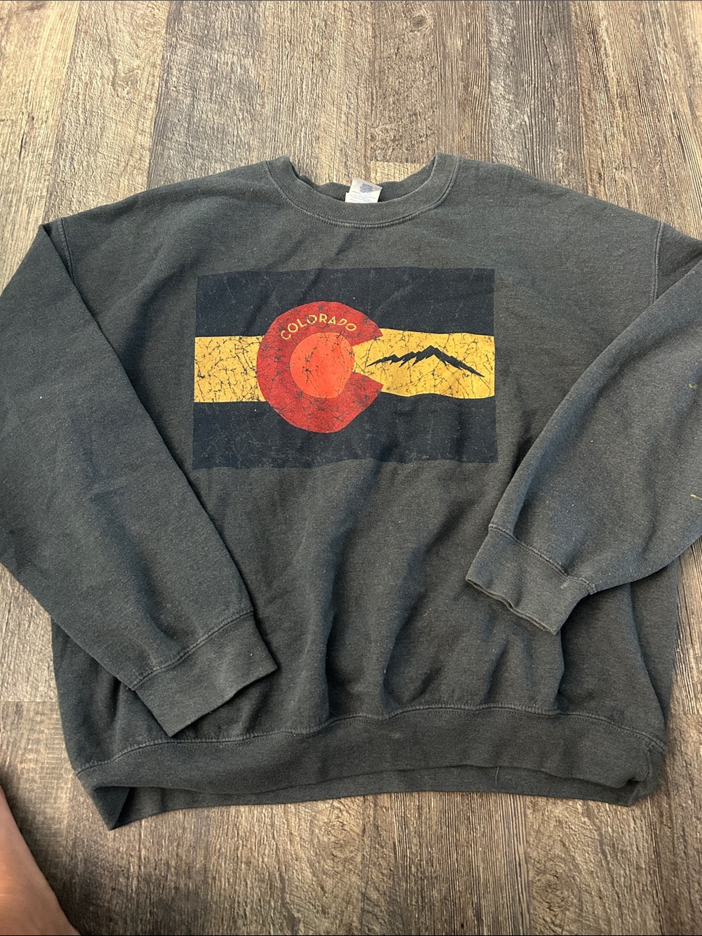 Gildan Men's Charcoal Crewneck Sweatshirt with Red and Yellow Colorado Graphic